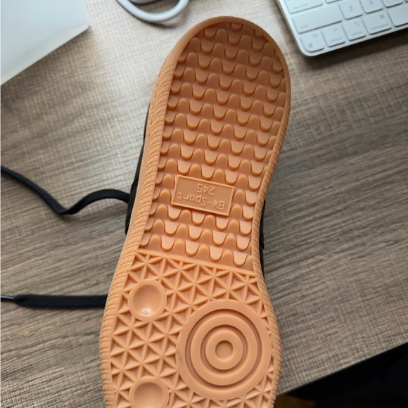 Adidas Army Lux sneakers
Men’s 7 = woman’s 8.5 ( TTS) - Picture 5 of 7